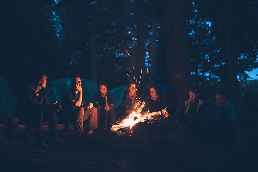 Gemeinsam am Lagerfeuer